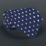 Diamond Lozenge Pattern Rose Gold Navy Blue Krawatte<br><div class="desc">Diese trendige Krawatte zeichnet sich durch ein Muster aus Lozenge oder Diamantformen in Rose Gold Imitate Folie auf marinebasischem Hintergrund aus. Ideal für Trauzeugen in einer goldenen Hochzeit mit dem Thema Marineblau und Rose.</div>