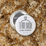 Diamond Ring Team Bride Bachelorette Button<br><div class="desc">Mannschaftsbride-Taste in Weiß mit bezauberndem schwarzem Text und einer Abbildung eines Diamant-Verlobung-Ringes. Personalisieren Sie die Veranstaltung mit dem Namen der Braut (oder dem Namen des Trägers) und dem Datum der Veranstaltung.</div>