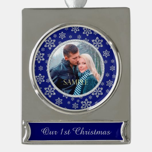 Diamond Sparkle Snowflake Blue First Christmas Banner-Ornament Silber (Vorderseite)