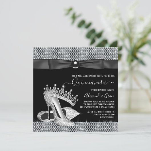 Diamond Tiara Shoe Glam Black Krawatte Quinceanera Einladung (Stehend Vorderseite)