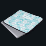 Dianthus white auf blauem Blumenmotiv mit dem Name Laptopschutzhülle<br><div class="desc">Einzigartig gestaltete Nelken weiße Blume auf blau. Ideal zum Anpassen und Schützen Ihres Laptops. Fügen Sie den kurzen Namen Ihrer Wahl derzeit liest Sarah. Dieses Muster ist stilisiert aus einem Foto eines Schmuckstücks,  das ich aus dem Modellieren von Ton gemacht habe. Dieses originale Muster wurde von Sarah Trett entworfen.</div>