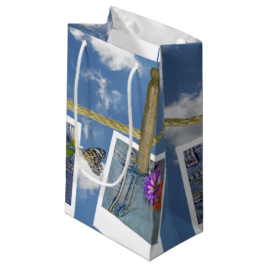 Diäten in blauer Tasche auf Wäscheleine Kleine Geschenktüte (Vorderseite Schrägansicht)