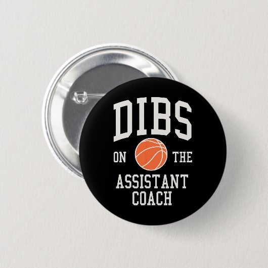 Dibs auf der Assistant Coach Basketball Ehefrau Gi Button (Vorne & Hinten)