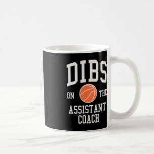 Dibs auf der Assistant Coach Basketball Ehefrau Gi Kaffeetasse
