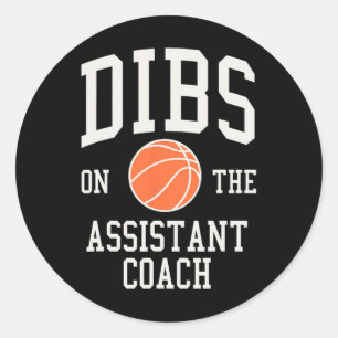 Dibs auf der Assistant Coach Basketball Ehefrau Gi Runder Aufkleber