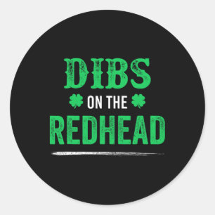 Dibs auf die Rothaarige Lustig für St. Patricks Da Runder Aufkleber