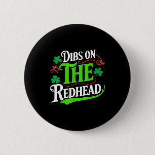 Dibs auf die Rothaarige lustiger grüner Klee St. P Button