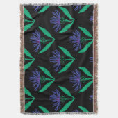 Dicke blaue Maisblume auf schwarz Decke (Vorderseite Vertikal)