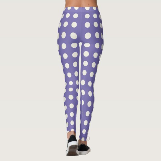 Dicke, cremige weiße Polka Dots auf Lila Leggings (Rückseite)