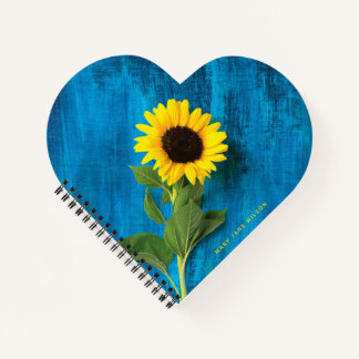 Dicke gelbe Sonnenblume auf blau Notizblock