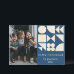 Dicke geometrische Formen Modernes Hanukkah-Foto Feiertagskarte<br><div class="desc">Diese moderne Hanukkah-Karte besticht durch fette geometrische Formen in Creme über einem marineblau-grünen Hintergrund. Freuen Sie sich auf Platz für ein familiäres Foto und personalisierte Botschaften. Ein spielerischer, zeitgenössischer Umgang mit traditionellen Urlaubskarten, der perfekt für Familien geeignet ist, die ein gepflegtes Design und einen festlichen Liebe lieben. Ideal für Wärme...</div>