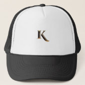 Dicke "K"-Letter-Monogramm - Schwarz-Weiß-Cap-Viso Truckerkappe (Vorderseite)