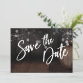 Dicke Lässige Typografie Braun Holzgeleichte Save The Date (Stehend Vorderseite)