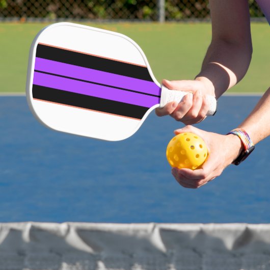 Dicke, Lila schwarze Streifen auf Weiß Pickleball Schläger (InSitu)