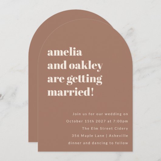 Dicke Minimalistische Soft Mocha Retro Wedding Arc Einladung (Vorne/Hinten)