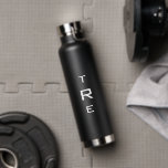 Dicke Monogramm auf schwarz Trinkflasche<br><div class="desc">Fett weiße vertikale Monogramm auf schwarz weist eine größere Initiale in der Mitte auf. Ersetzen Sie die 3 Initialen durch Ihre eigene in der Sidebar. Weitere Farben und Stile der Wasserflasche sind in der Sidebar erhältlich. Copyright © Claire E. Skinner. Alle Rechte vorbehalten.</div>