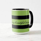 Dicke Tasse aus grünem Streifen (VorderseiteRechts)