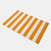 Dicke vertikale Streifen orange und weiß gestriche Fußmatte (Schrägansicht)