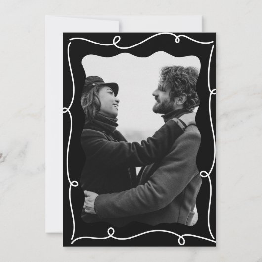 Dicke Wavy Side Frame Squiggle Moderne Hochzeit Einladung (Rückseite)