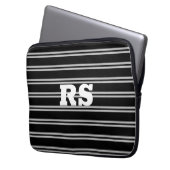 Dicke weiße Monogramm, Lt Gray Linien auf schwarz Laptopschutzhülle (Vorderseite Links)