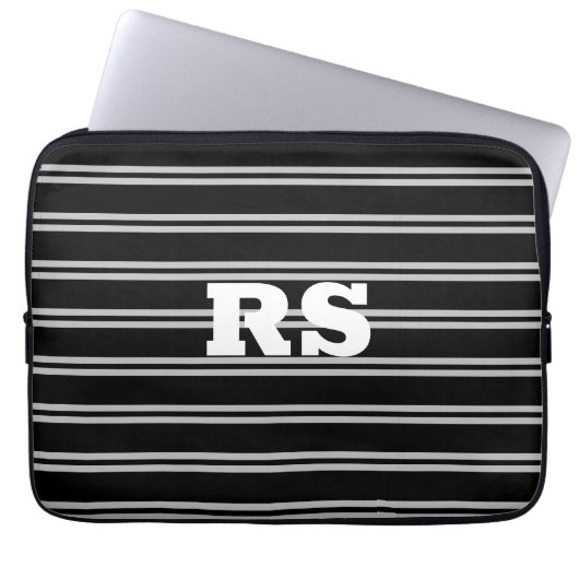 Dicke weiße Monogramm, Lt Gray Linien auf schwarz Laptopschutzhülle (Vorderseite)