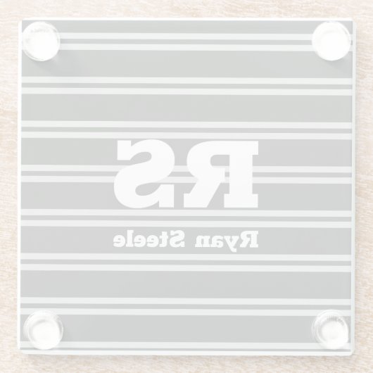 Dicke weiße Monogramm und Name, Lt Gray Lines auf  Glasuntersetzer (Rückseite)