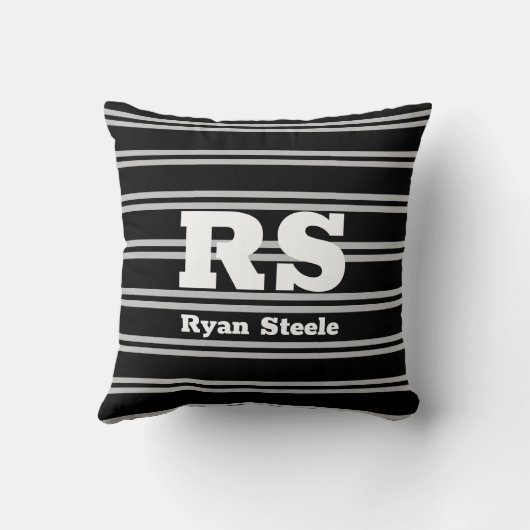 Dicke weiße Monogramm und Name, Lt Gray Lines auf  Kissen (Rückseite)