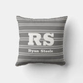 Dicke weiße Monogramm und Name, Lt Gray Lines auf Kissen (Rückseite)