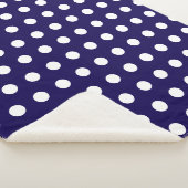 Dicke weiße Polka Punkte auf Navy Blue Sherpadecke (3/4)