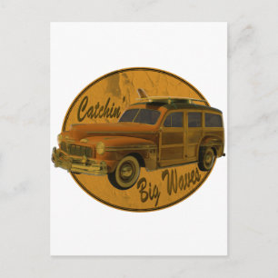 dicke Wellen im Woodie fangen Postkarte
