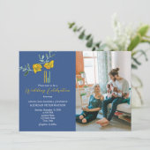 Dicke Yellow Navy Blue Monogram Foto Wedding Einladung (Stehend Vorderseite)