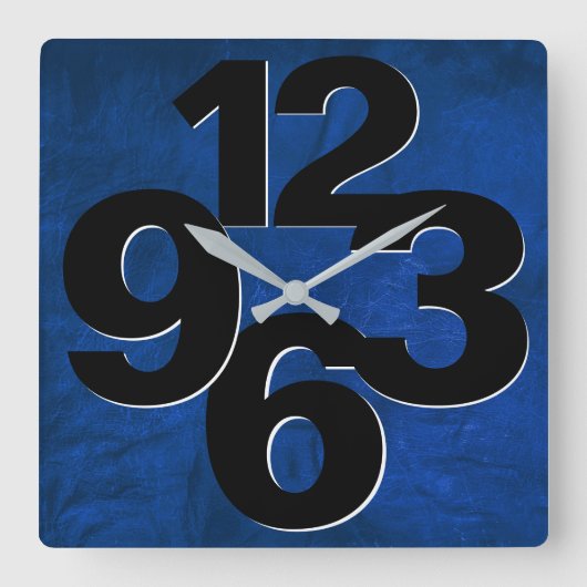 Dicke Zahlenfront an der blauen Wand Quadratische Wanduhr (Vorderseite)