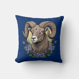 Dickhornschafe mit blauen Colorado-Akelei-Blumen Kissen