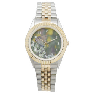 Dickschnabel-Falter auf einer Blume Armbanduhr