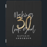 Die 30 zum guten Gold-Geburtstagsfest machen iPad Hülle<br><div class="desc">Feiern Sie Ihren 30. Geburtstag stilvoll mit diesem schwarzen,  weißen und goldenen Effekt 30 und einem fabelhaften Geburtstagsdesign. Modernes Design mit Skripttext und fett formatierter Grafik. Ändern Sie die Farbe,  um sie anzupassen. Teil einer Sammlung.</div>