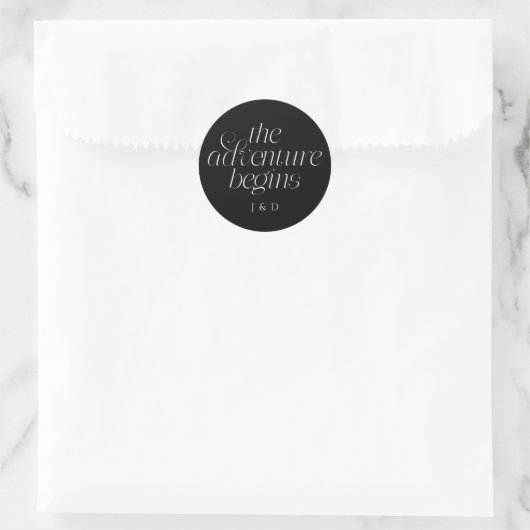 Die Abenteuer Beginnen Hochzeit Schwarz Runder Aufkleber (Tasche)