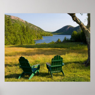 Die Adirondack-Sessel auf dem Rasen des Jordan Poster