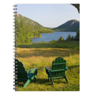 Die Adirondack-Stühle auf dem Rasen des Jordan Notizblock