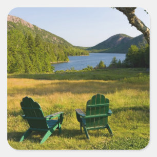 Die Adirondack-Stühle auf dem Rasen des Jordan Quadratischer Aufkleber