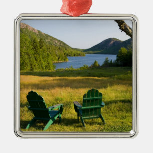 Die Adirondack-Stühle auf dem Rasen des Jordan Silbernes Ornament