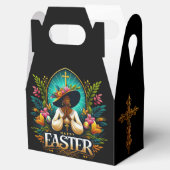 Die Afrikanische Amerikanerin zu einem religiösen  Geschenkschachtel (Geöffnet)