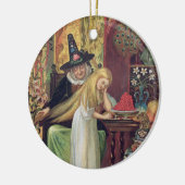 Die alte Hexe, die Gerda Haar mit einem goldenen c Keramik Ornament (Links)