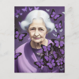 Die ältere Frau und violette Schmetterlinge Postkarte