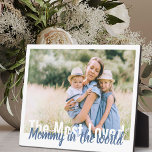 Die am meisten geliebte Mami im Welt bearbeitbaren Fotoplatte<br><div class="desc">Moderne Foto-Plakette für die beliebteste Mami der Welt. Die Fotovorlage ist ein Set, mit dem Sie Ihr Lieblings-Foto hinzufügen können, das im Landschaftsformat angezeigt wird. Der Wortlaut ist vollständig editierbar und liest derzeit "The Most Loved Mommy in the world" und Sie können dies leicht zu Momma, Mama, Mama oder Mum,...</div>