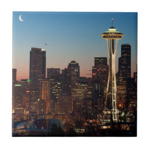 Die amerikanische Flagge fliegt zwischen den Fliese