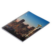 Die amerikanische Flagge fliegt zwischen den Notizblock (Linke Seite)