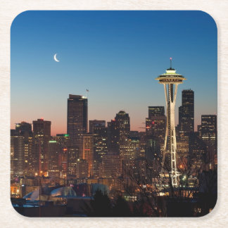 Die amerikanische Flagge fliegt zwischen den Rechteckiger Pappuntersetzer