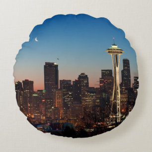 Die amerikanische Flagge fliegt zwischen den Rundes Kissen