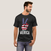 Die amerikanische Flagge und das patriotische Zeic T-Shirt (Vorne ganz)