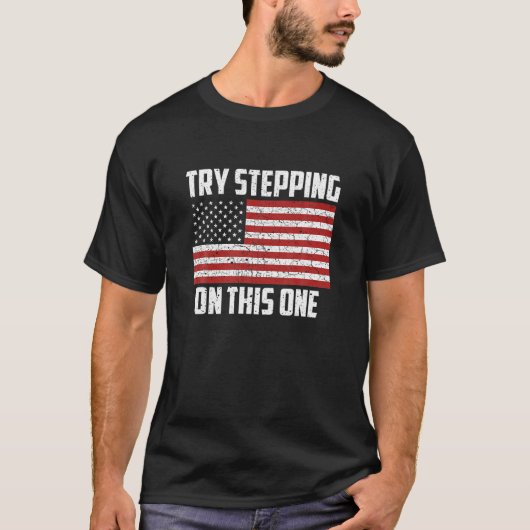 Die amerikanische Flagge versucht, auf diesem eine T-Shirt (Vorderseite)